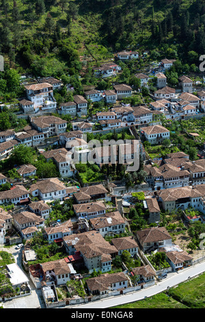 Période Ottomane, maisons de quartier Gorica comme vu du château, la ville de Berat, Albanie Banque D'Images