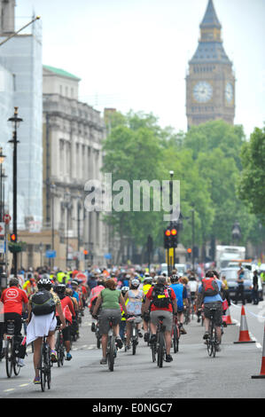 Whitehall, Londres, Royaume-Uni. 17 mai 2014. Les cyclistes envahissent les rues pour faire campagne pour la sécurité à vélo dans Londres. Crédit : Matthieu Chattle/Alamy Live News Banque D'Images