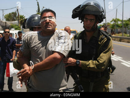 (140517) - Hébron, le 17 mai 2014 (AFP) - Les forces de sécurité israéliennes ont arrêté un Palestinien près de la rue principale entre Hébron et Jérusalem, au cours d'une manifestation marquant le 66e anniversaire de la Nakba dans la ville de Cisjordanie d'Hébron, le 17 mai 2014. (Xinhua/Mamoun Wazwaz) Banque D'Images