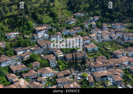 Période Ottomane, maisons de quartier Gorica comme vu du château, la ville de Berat, Albanie Banque D'Images