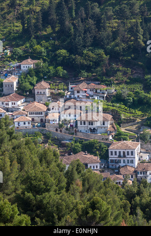 Période Ottomane, maisons de quartier Gorica comme vu du château, la ville de Berat, Albanie Banque D'Images