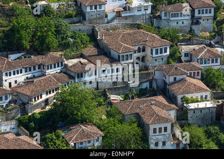 Période Ottomane, maisons de quartier Gorica comme vu du château, la ville de Berat, Albanie Banque D'Images