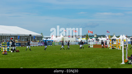 Au CSO 2014 Balmoral Show, le Labyrinthe Lisburn, Irlande du Nord. Bien sûr la marche des concurrents Banque D'Images