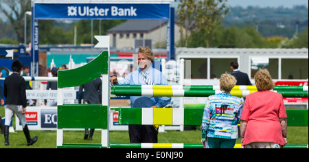 Au CSO 2014 Balmoral Show, le Labyrinthe Lisburn, Irlande du Nord. Superviseur de cours la mesure de la hauteur des clôtures Banque D'Images