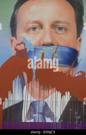 Londres, Royaume-Uni. 17 Mai 2014 : peinture éclaboussée dégoulinait vers le bas un anti-adhésion à l'UE "UK Independence Party (UKIP) affiche du politique le chef du parti conservateur et le premier ministre David Cameron, sinon le silence contre l'intimidation, l'Union européenne a vu dans l'est de 76200 - un quartier relativement aisé de le sud de Londres. L'annonce est affichée avant les élections européennes le 22 mai. Copyright Richard Baker / Alamy Live News. Banque D'Images