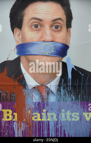 Londres, Royaume-Uni. 17 Mai 2014 : les gouttes de peinture éclaboussée par un anti-adhésion à l'UE "UK Independence Party (UKIP) affiche du politique leader du parti travailliste Ed Milliband contre un silence de l'Union européenne, vu l'intimidation au 76200 - un quartier relativement aisé de le sud de Londres. L'annonce est affichée avant les élections européennes le 22 mai. Copyright Richard Baker / Alamy Live News. Banque D'Images