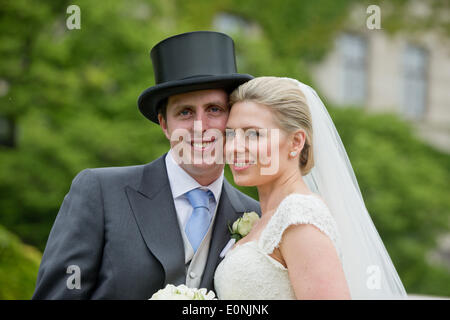 Anton Andreas Comte de Faber-Castell et sa femme Kate se tenir en face de Faber-Castell palais après leur cérémonie de mariage dans la région de Stein près de Nuremberg, Allemagne, 17 mai 2014. Photo : DANIEL KARMANN/dpa Banque D'Images