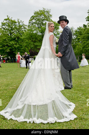 Anton Andreas Comte de Faber-Castell et sa femme Kate se tenir en face de Faber-Castell palais après leur cérémonie de mariage dans la région de Stein près de Nuremberg, Allemagne, 17 mai 2014. Photo : DANIEL KARMANN/dpa Banque D'Images