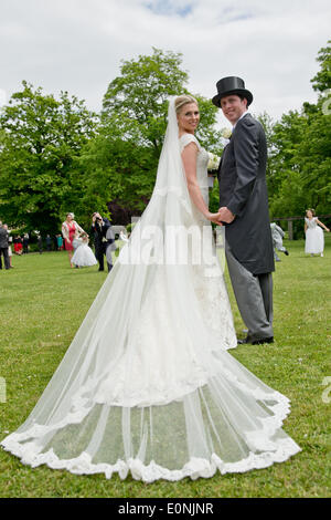 Anton Andreas Comte de Faber-Castell et sa femme Kate se tenir en face de Faber-Castell palais après leur cérémonie de mariage dans la région de Stein près de Nuremberg, Allemagne, 17 mai 2014. Photo : DANIEL KARMANN/dpa Banque D'Images