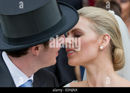 Le fraîchement mariés, Kate comtesse de Faber-Castell et Anton Andreas comte de Faber-Castell se tenir en face de l'église Martin Luther après leur cérémonie de mariage dans la région de Stein près de Nuremberg, Allemagne, 17 mai 2014. Photo : DANIEL KARMANN/dpa Banque D'Images