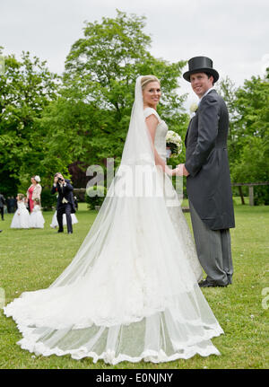 Anton Andreas Comte de Faber-Castell et sa femme Kate se tenir en face de Faber-Castell palais après leur cérémonie de mariage dans la région de Stein près de Nuremberg, Allemagne, 17 mai 2014. Photo : DANIEL KARMANN/dpa Banque D'Images