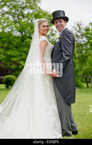 Anton Andreas Comte de Faber-Castell et sa femme Kate se tenir en face de Faber-Castell palais après leur cérémonie de mariage dans la région de Stein près de Nuremberg, Allemagne, 17 mai 2014. Photo : DANIEL KARMANN/dpa Banque D'Images