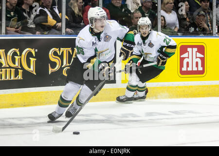 Londres, Royaume-Uni. 16 mai 2014. Aube-Kubel Nicolas des Foreurs de Val-d'Or porte le palet pendant le match d'ouverture de la Coupe Memorial MasterCard 2014. Val d'Or a vaincu les Knights de London de l'hôte par le score de 1-0 devant une foule à guichets fermés au John Labatt Centre. Credit : Mark Spowart/Alamy Live News Banque D'Images