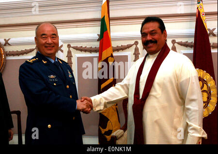 (140517) -- COLOMBO, 17 mai 2014 (Xinhua) -- Le Président du Sri Lanka Mahinda Rajapaksa (R), serre la main avec la visite du vice-président de la Commission militaire centrale de Chine Xu Qiliang au palais présidentiel à Colombo, Sri Lanka, le 16 mai 2014. (Xinhua/Huang Haimin) (srb) Banque D'Images