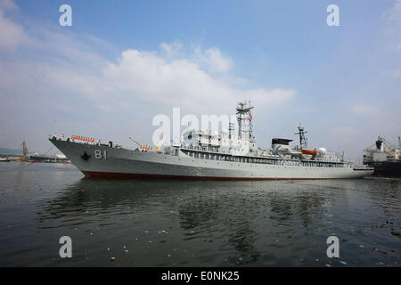 (140517) -- Visakhapatnam, le 17 mai 2014 (Xinhua) -- la formation de la Marine chinoise Zhenghe navire arrive au port de Visakhapatnam dans l'Est de l'Inde le 17 mai 2014. Formation de la Marine chinoise et Zhenghe navire frégate missiles Weifang est arrivé à port de Visakhapatnam dans l'Est de l'Inde et a commencé une visite de 4 jours, le samedi. (Xinhua/Zheng Huansong) (djj) Banque D'Images
