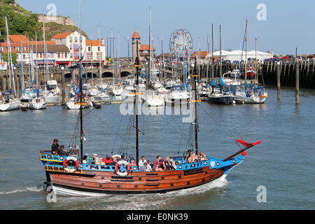 Scarborough, Royaume-Uni. 17 mai 2014. Scarborough South Bay Harbour le 17 mai 2014. Un grand nombre de touristes visitent la ville ce week-end pour profiter de la beauté de l'été. Les gens sont enjoyinh un tour sur le bateau pirate Hispaniola. Mode de vie : Crédit photos/Alamy Live News Banque D'Images