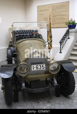 Une réplique de la voiture dans laquelle l'archiduc François-Ferdinand et son épouse ont été assassinés le 28 juin 1914 Le parc est à la Franz Ferdinand à Astetten Musée Château, Autriche, 30 avril 2014. Photo : Matthias Roder/dpa Banque D'Images