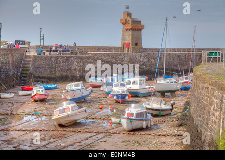 Plaisir et des bateaux de pêche à l'reste en attente de l'arrivée au port de marées Lynmouth Banque D'Images