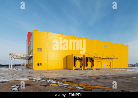 Hall industriel avec façade en aluminium et de panneaux Banque D'Images