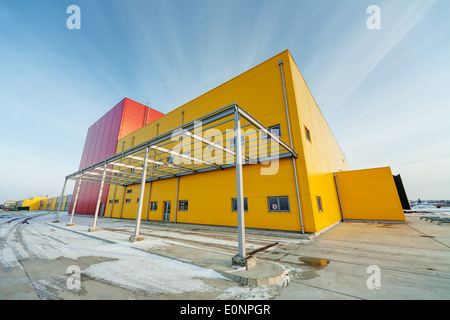 Hall industriel avec façade en aluminium et de panneaux Banque D'Images