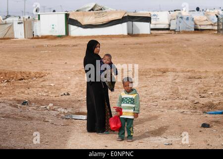 Le Camp de Zaatari, Al Mafraq, Jordanie. Jan 31, 2014. Les réfugiés de Zaatari - une jeune fille de 15 ans et ses enfants près du centre de l'1,3 kilomètre carré camp. Dans le désert jordanien, à 10 kilomètres de la frontière syrienne se trouve un camp de réfugiés de Zaatari appelé. C'est le foyer de plus de 110 000 personnes déplacées qui ont fui la guerre en Syrie depuis juillet 2012. La plupart de ces réfugiés sont originaires de la région sud de Deraa où les combats ont été parmi les pires vu dans la guerre civile en Syrie qui a traîné pendant plus de trois ans. L'Armée syrienne libre contre le dictateur syrien Bachar al-Assad enj Banque D'Images