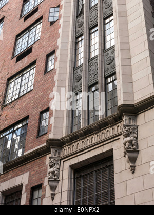 Dans l'architecture néogothique Tudor City, NYC Banque D'Images