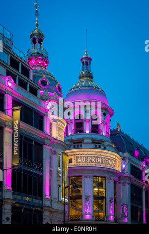 Crépuscule au grand magasin Le Printemps sur le Boulevard Haussmann, Paris France Banque D'Images