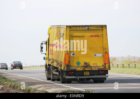 Un camion DHL qui se déplacent le long de l'A417 à deux voies dans les Cotswolds, en Angleterre. Banque D'Images