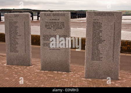 Sculptures Memorial avec les passagers et l'équipage des noms qui ont perdu la vie du pont ferroviaire de Tay 1879 catastrophe au Dundee, Royaume-Uni Banque D'Images