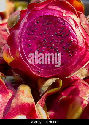 Les vendeurs de fruits de plein air, Dragonfruit, Chinatown, NYC Banque D'Images