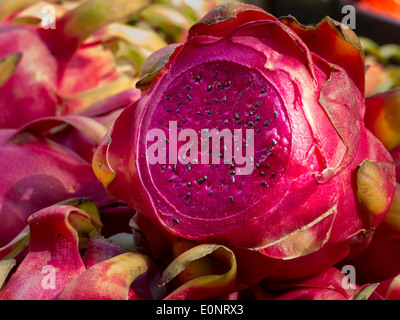 Les vendeurs de fruits de plein air, Dragonfruit, Chinatown, NYC Banque D'Images