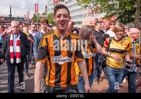 Le stade de Wembley, Londres, Royaume-Uni, 17 mai 2014. Finale de la FA Cup entre Arsenal et Hull City FC. Recueillir des fans à l'extérieur du stade avant le match. Crédit : Stephen Chung/Alamy Live News Banque D'Images