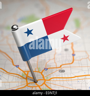 Petit drapeau du Panama sur une carte de fond avec focus sélectif. Banque D'Images