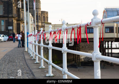 Aberystwyth, Pays de Galles, Royaume-Uni. 17 mai, 2014. Le garde-corps le long de la promenade à Aberystwyth, Pays de Galles, ont été ornées de rubans rouges pour attirer l'attention sur la campagne de "ramener nos filles'. Ce sont les filles de l'école de 230 qui ont été enlevés de l'Chibok École secondaire par les terroristes de Boko Haram au Nigeria. Credit : atgof.co/Alamy Live News Banque D'Images