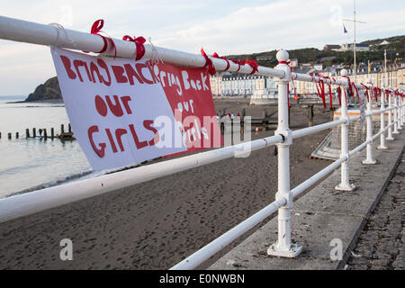 Aberystwyth, Pays de Galles, Royaume-Uni. 17 mai, 2014. Le garde-corps le long de la promenade à Aberystwyth, Pays de Galles, ont été ornées de rubans rouges pour attirer l'attention sur la campagne de "ramener nos filles'. Ce sont les filles de l'école de 230 qui ont été enlevés de l'Chibok École secondaire par les terroristes de Boko Haram au Nigeria. Credit : atgof.co/Alamy Live News Banque D'Images