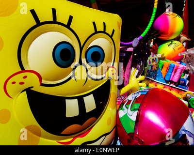 Sponge Bob Square Pants ballon sur un marché de décrochage de jouets Banque D'Images