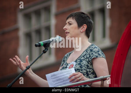 Londres, Royaume-Uni. 17 mai, 2014. Caroline Pidgeon SUIS, chef du Parti libéral-démocrate de l'Assemblée de Londres Groupe, Vice-président du Comité des transports de l'Assemblée de Londres et Président adjoint de la police et le Crime Commission, lors de la London Cycling Campaign's Space 4 vélo Big Ride Crédit : Zefrog/Alamy Live News Banque D'Images