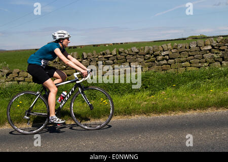 Woman in Black shorts Circonscription Scott vélo à Pately Bridge, Nidderdale, Yorkshire, UK. 17 Mai 2014 : Otley Sportive Vélo organisation hébergeant leurs premières femmes seulement sportive. La Sportiva a présenté aux participants le choix entre deux voies - un support, 40 kilomètres de route de pool pour Harrogate puis Wetherby, et à l'arrière, et une plus longue, 100 km ride qui prendra en Knaresborough, Campsites Canet-en-Roussillon et Wetherby. Banque D'Images