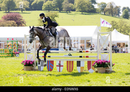 ‎Chatsworth, Bakewell, Derbyshire, Royaume-Uni. 17 mai, 2014. Laura Fredericks (AUS) équitation Cos je vais au cours de l'article Novice D Voir sauter dans l'arène principale à Chatsworth International Horse Trials : Tout crédit4 Photographie/Alamy Live News Banque D'Images