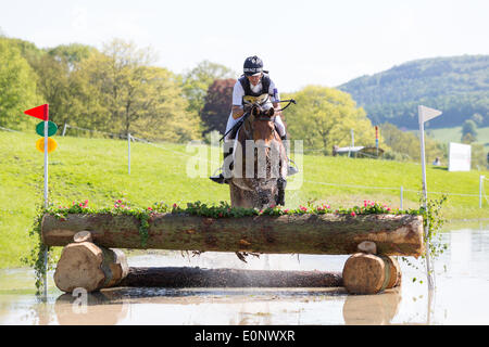 ‎Chatsworth, Bakewell, Derbyshire, Royaume-Uni. 17 mai, 2014. Mark Todd (NZL) Glissement de circonscription au cours de l'article Novice C Cross Country, Mark effacée 16 clôture 'East Midlands Design Outlet Pont de glace' à Chatsworth International Horse Trials 2014 Credit : Tout4 Photographie/Alamy Live News Banque D'Images