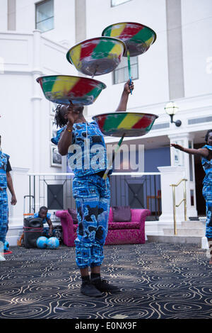 Thistle Hotel, Brighton, ville de Brighton et Hove, East Sussex, Royaume-Uni. Acrobates africains traditionnels à démontrer leurs compétences en acrobatie et en contorsion dans le cadre de Brighton Fringe 2014. 17 mai 2014. David Smith/Alamy Live News Banque D'Images