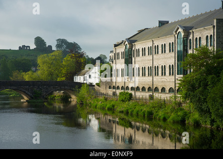 Stramongate Pont et rivière Kent, qui traverse la ville de Kendal Cumbria, Angleterre, Royaume-Uni Banque D'Images