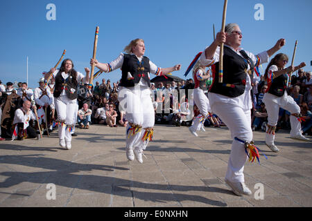 Brighton, ville de Brighton et Hove, Royaume-Uni. Les hommes Morris de Brighton célèbrent une journée de danse et de bière sur le front de mer de Brighton devant le Fisherman's Museum, Kings Arches, Brighton, East Sussex, Royaume-Uni. Cette scène montre des membres de Morris de Mad Jack se produisant devant la foule. 17 mai 2014. David Smith/Alamy News Banque D'Images