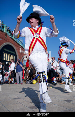 Brighton, ville de Brighton et Hove, Royaume-Uni. Les hommes Morris de Brighton célèbrent une journée de danse et de bière sur le front de mer de Brighton devant le Fisherman's Museum, Kings Arches, Brighton, East Sussex, Royaume-Uni. Cette scène montre des membres de Morris de Mad Jack se produisant devant la foule. 17 mai 2014. David Smith/Alamy News Banque D'Images