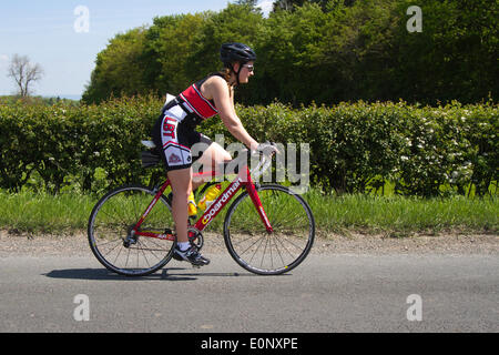 Nidderdale, Yorkshire, UK. 17 Mai 2014 : Otley Sportive Vélo organisation hébergeant leurs premières femmes seulement sportive. La Sportiva a présenté aux participants le choix entre deux voies - un support, 40 kilomètres de route de pool pour Harrogate puis Wetherby, et à l'arrière, et une plus longue, 100 km ride qui prendra en Knaresborough, Campsites Canet-en-Roussillon et Wetherby. Banque D'Images