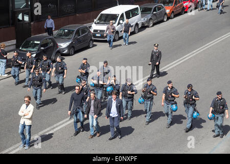 Rome, Italie, 17 mai 2014. Manifestation à Rome contre l'austérité et la privatisation des actifs publics Crédit : Francesco Gustincich/Alamy Live News Banque D'Images