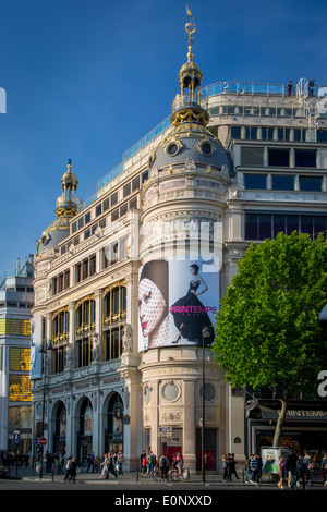 Shoppers le long du Boulevard Haussmann en dessous de grand magasin Le Printemps, Paris France Banque D'Images