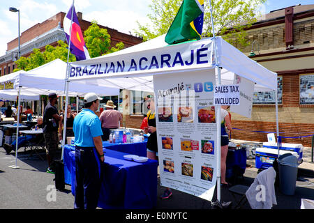 Denver Colorado USA - 17 mai 2014 Un vendeur vend traditionnel brésilien des aliments provenant d'un stand lors de la 17e édition du Festival de Jazz de cinq points. Le festival célèbre l'histoire de cinq points de Denver une fois quartier connu sous le nom de Harlem de l'Ouest. Cinq points a été la résidence de plusieurs clubs de jazz qui a accueilli un grand nombre de légendes de la musique de jazz tels que Miles Davis, Thelonious Monk et bien d'autres. Credit : Ed Endicott/Alamy Live News Banque D'Images