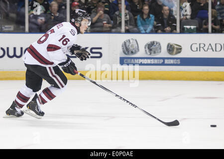 London, Ontario, Canada. 17 mai, 2014. Kerby Rychel (16) du Storm de Guelph transporte la rondelle lors de leur match de la coupe Memorial 2014 joué au John Labatt Centre à London, en Ontario, Canada le 17 mai 2014. Le Storm de Guelph a défait les Oil Kings d'Edmonton par la marque de 5-2. Credit : Mark Spowart/Alamy Live News Banque D'Images