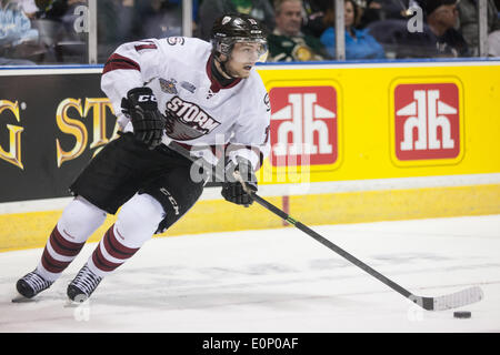 London, Ontario, Canada. 17 mai, 2014. Jason Dickenson du Storm de Guelph transporte la rondelle lors de leur match de la coupe Memorial 2014 joué au John Labatt Centre à London, en Ontario, Canada le 17 mai 2014. Le Storm de Guelph a défait les Oil Kings d'Edmonton par la marque de 5-2. Credit : Mark Spowart/Alamy Live News Banque D'Images